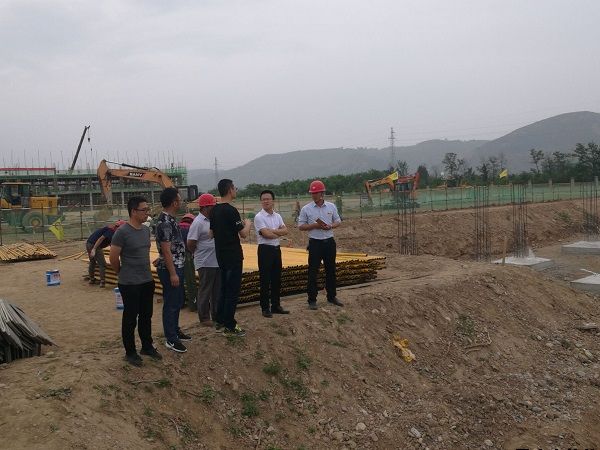公司副總經(jīng)理裴林虎帶隊(duì)對各在建項(xiàng)目進(jìn)行節(jié)前安全生產(chǎn)大檢查(圖1)