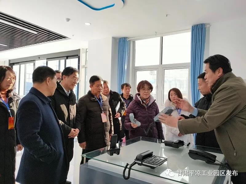 省市人大代表來(lái)平?jīng)龉I(yè)園區(qū)視察(圖3) 省市人大代表來(lái)平?jīng)龉I(yè)園區(qū)視察(圖3)