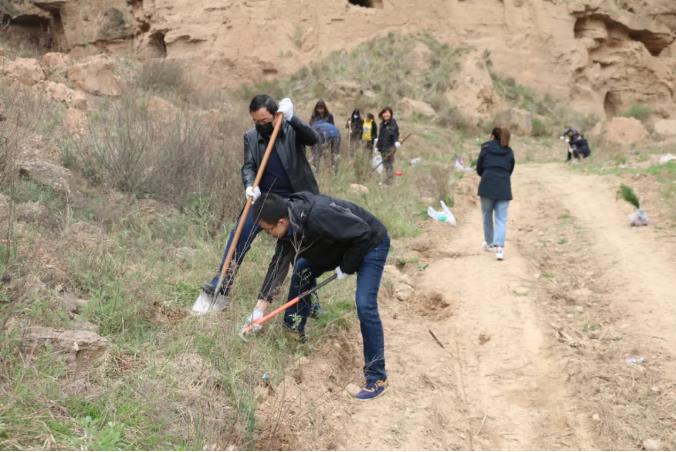 泓源公司開展義務植樹活動(圖2) 泓源公司開展義務植樹活動(圖2)