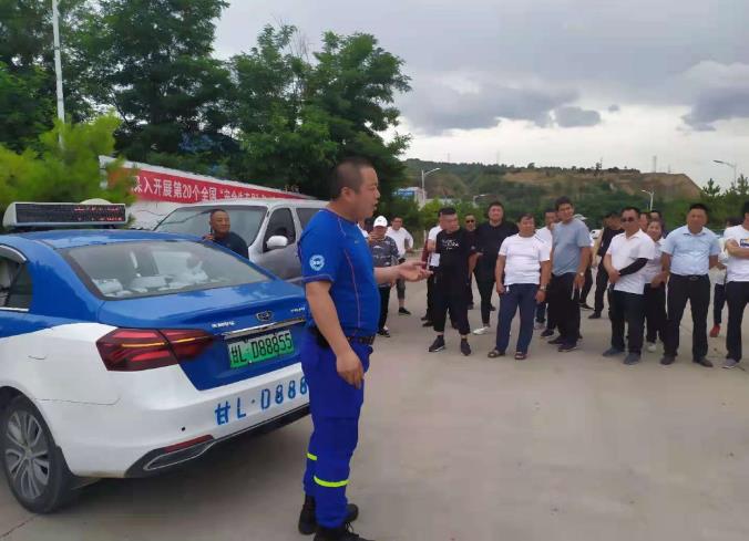泓源新能源出租汽車(chē)公司開(kāi)展應(yīng)急救援演練活動(dòng)(圖2) 泓源新能源出租汽車(chē)公司開(kāi)展應(yīng)急救援演練活動(dòng)(圖2)