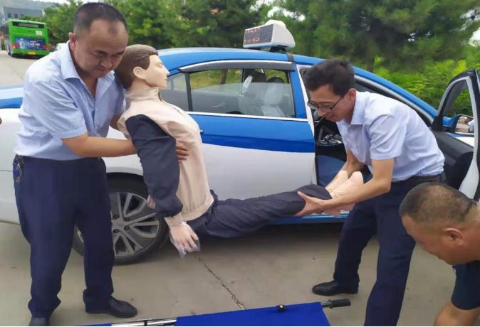 泓源新能源出租汽車(chē)公司開(kāi)展應(yīng)急救援演練活動(dòng)(圖3) 泓源新能源出租汽車(chē)公司開(kāi)展應(yīng)急救援演練活動(dòng)(圖3)