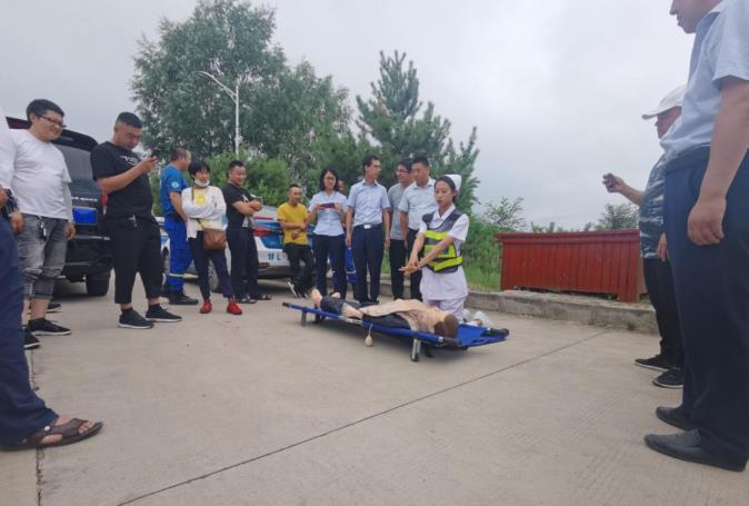 泓源新能源出租汽車(chē)公司開(kāi)展應(yīng)急救援演練活動(dòng)(圖4) 泓源新能源出租汽車(chē)公司開(kāi)展應(yīng)急救援演練活動(dòng)(圖4)