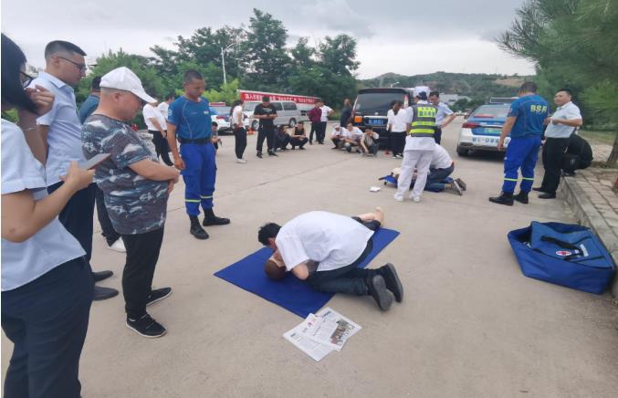泓源新能源出租汽車(chē)公司開(kāi)展應(yīng)急救援演練活動(dòng)(圖5) 泓源新能源出租汽車(chē)公司開(kāi)展應(yīng)急救援演練活動(dòng)(圖5)