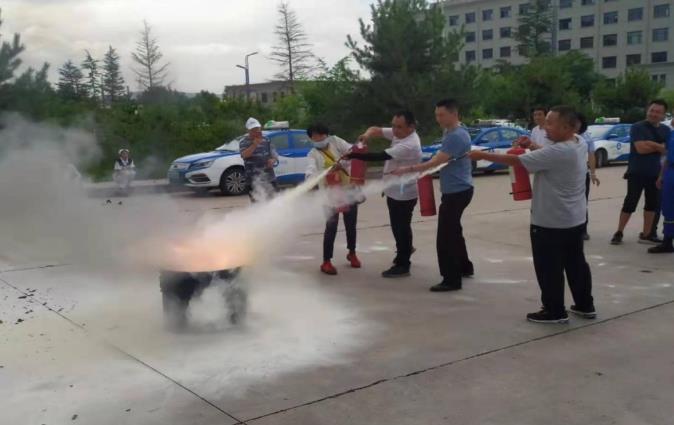 泓源新能源出租汽車(chē)公司開(kāi)展應(yīng)急救援演練活動(dòng)(圖6) 泓源新能源出租汽車(chē)公司開(kāi)展應(yīng)急救援演練活動(dòng)(圖6)