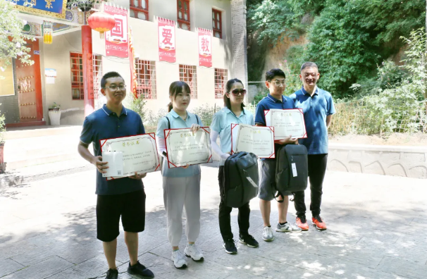 增強(qiáng)團(tuán)隊(duì)合力 展示泓源風(fēng)采 ——泓源公司開展登山比賽活動(圖8) 增強(qiáng)團(tuán)隊(duì)合力 展示泓源風(fēng)采 ——泓源公司開展登山比賽活動(圖8)