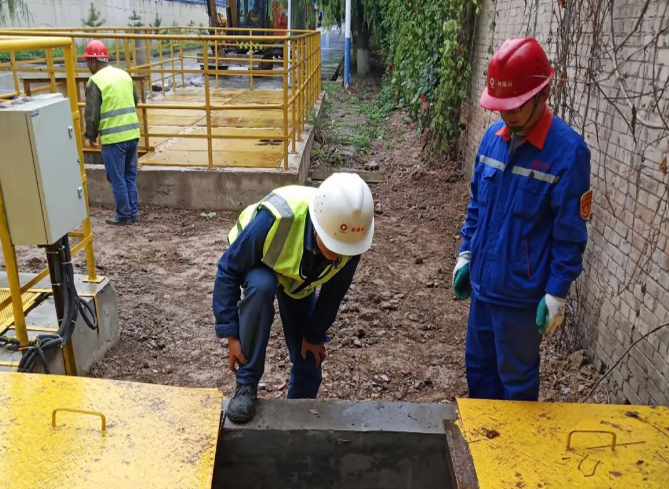 泓源城東污水處理公司組織對平?jīng)銎钸B山水泥廠外排口進行接水前驗收(圖2) 泓源城東污水處理公司組織對平?jīng)銎钸B山水泥廠外排口進行接水前驗收(圖2)