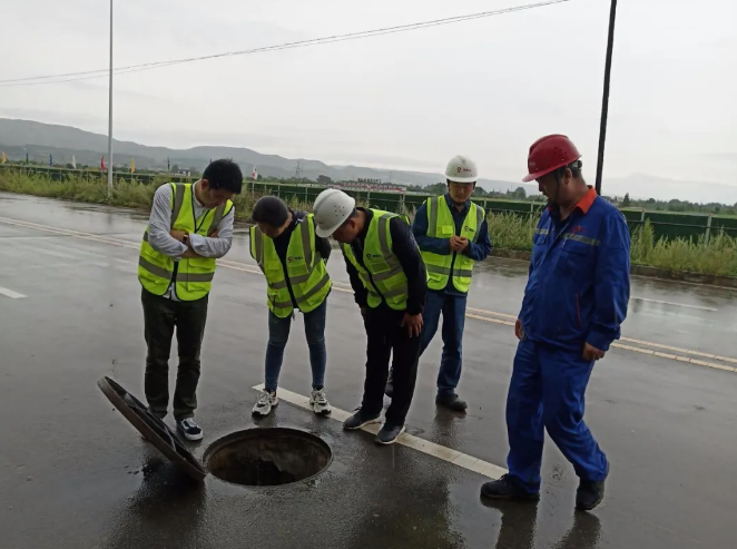 泓源城東污水處理公司組織對平?jīng)銎钸B山水泥廠外排口進行接水前驗收(圖3) 泓源城東污水處理公司組織對平?jīng)銎钸B山水泥廠外排口進行接水前驗收(圖3)