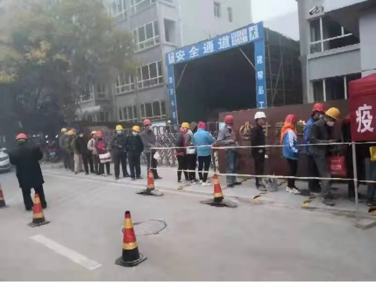 泓源公司迅速行動(dòng)開展全員核酸檢測(圖2) 泓源公司迅速行動(dòng)開展全員核酸檢測(圖2)