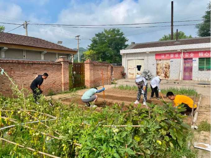 市產(chǎn)投集團百名員工下一線真磨礪練本領(圖4) 市產(chǎn)投集團百名員工下一線真磨礪練本領(圖4)